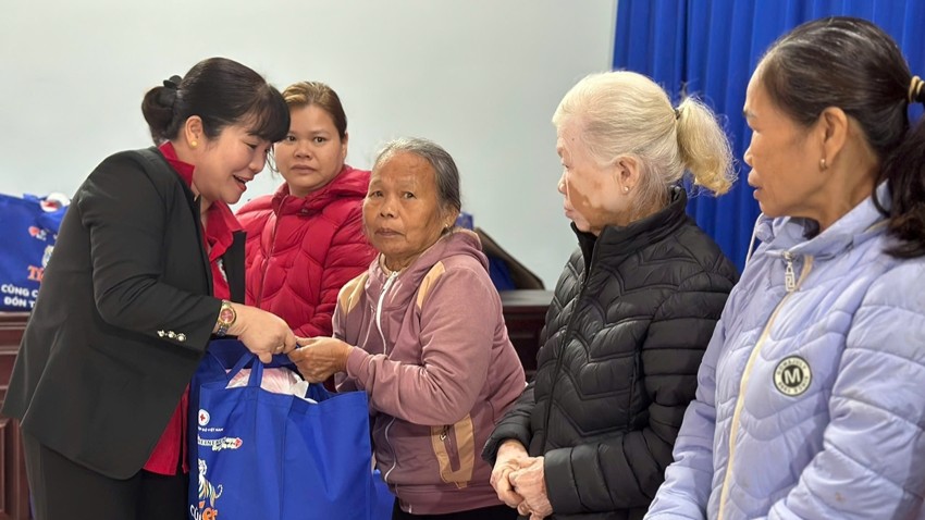 “Humanitarian Tet Market” Brings Warmth to Residents in Chan May - Lang Co