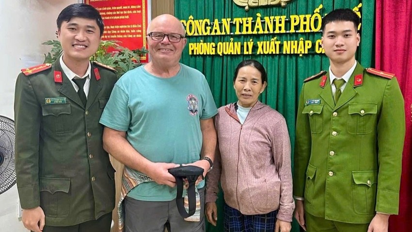 Promptly Returning a Lost Handbag to a British Tourist