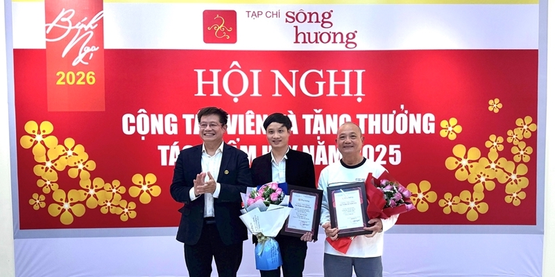 Song Huong Magazine presents awards for outstanding works of 2025