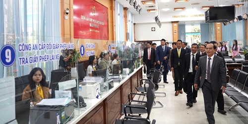 Hue shares experience in operating the “one-stop” model and smart city development with Vientiane