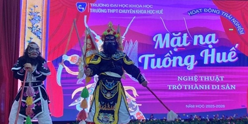 Students explore the art of Hue Tuong masks