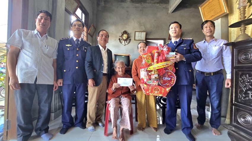 A Visit to Vietnamese Heroic Mothers with Tet Gifts