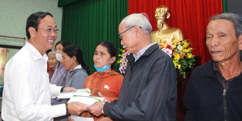 Tet gifts reach 400 disadvantaged households in Quang Dien and Dan Dien