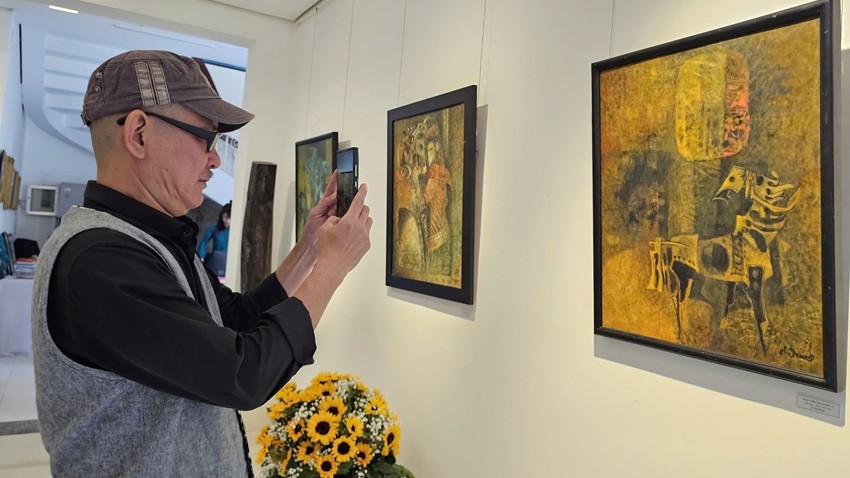 Contemplating Horse-themed Paintings on the Eve of Binh Ngo Lunar New Year