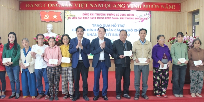 Deputy Minister of Public Security Le Quoc Hung presented hundreds of Tet gift packages to people in difficult circumstances in Hue