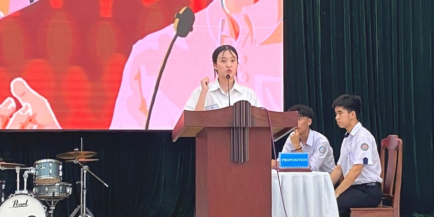 More than 100 High school students take part in City-level English Debate Competition