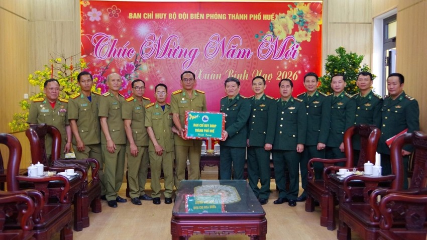 The delegation of Sekong Provincial Police visits and extends Tet greetings