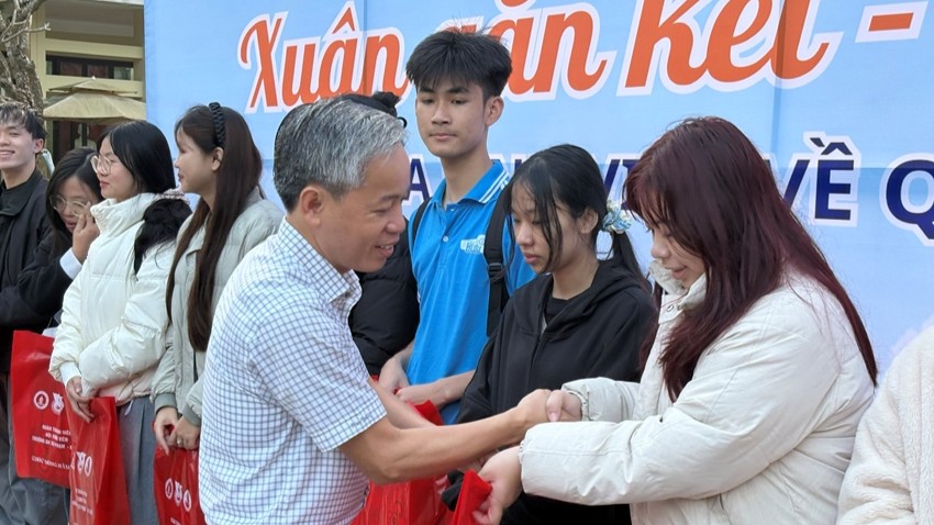 University of Education supports 120 students with transportation to return home for Tet