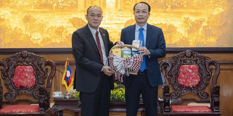 Hue City leaders receive delegation of Champasak Province visiting and extending Tet greetings