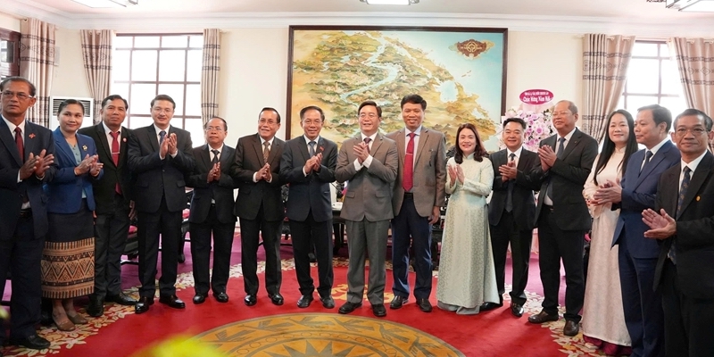 Secretary of the City Party Committee Nguyen Dinh Trung hosts delegation of Salavan Province visiting and extending Tet greetings