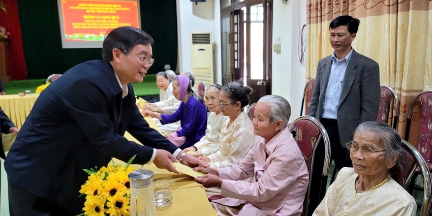 City leaders visit and present Tet gifts to agencies and individuals