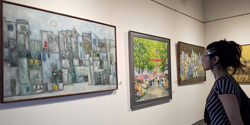 Color patches of memory in paintings of Khanh and Huy