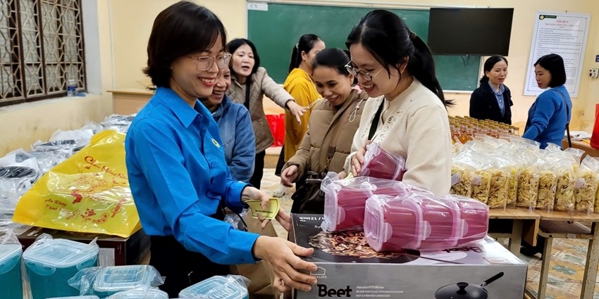 Caring for union members, workers, and disadvantaged patients during Tet