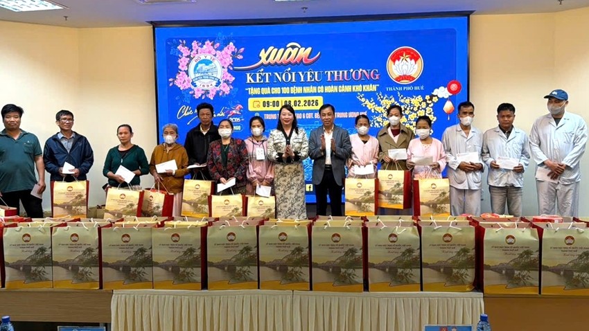 150 Tet gift packages are presented to patients and families of policy beneficiaries