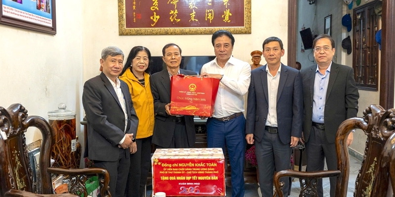 Chairman of the City People’s Committee Nguyen Khac Toan visits and extends Tet greetings to meritorious persons and social protection beneficiaries