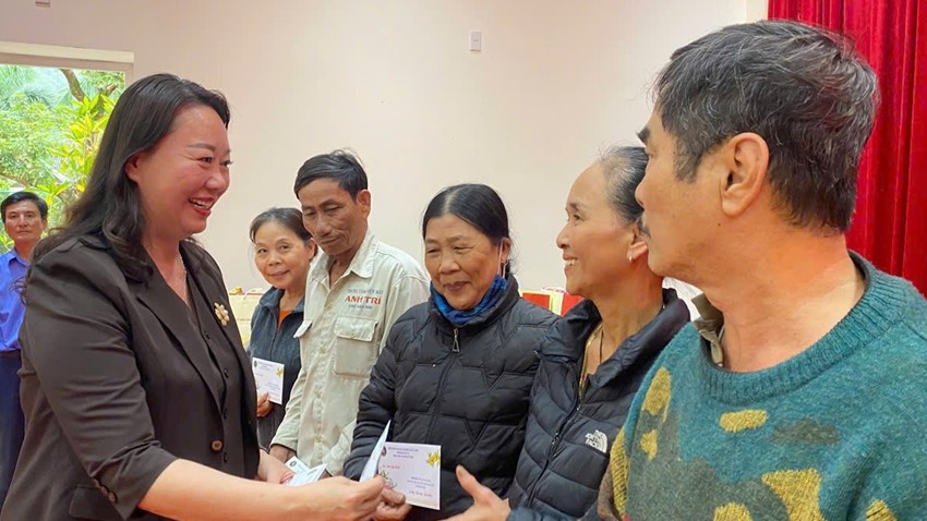 Nearly 290 Tet gift packages are presented to disadvantaged residents in Phu Loc Commune