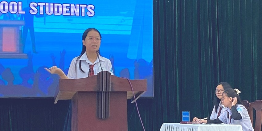 More than 300 secondary students take part in the city-level English debate competition