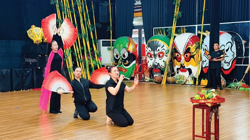 Keeping Royal Court Art in the Rhythm of Modern Life