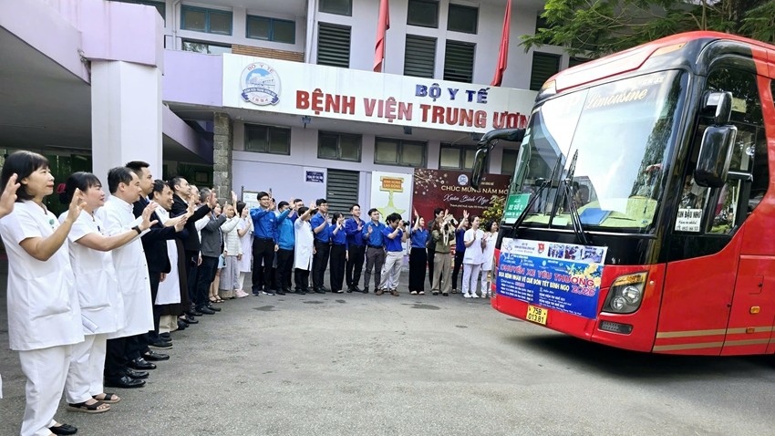 “Compassion Bus” Takes 120 Patients Home for Lunar New Year