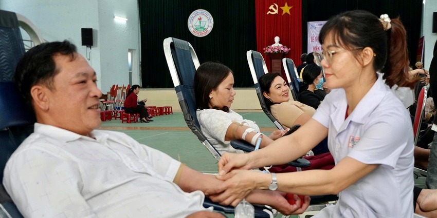 More than 220 volunteers donate blood at Xuan Hong Blood Donation Festival