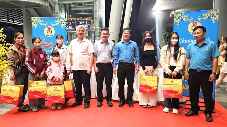 Presenting Gifts to Workers Returning Home for Tet at the Airport