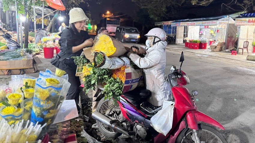 Bustling Tet Flower Market