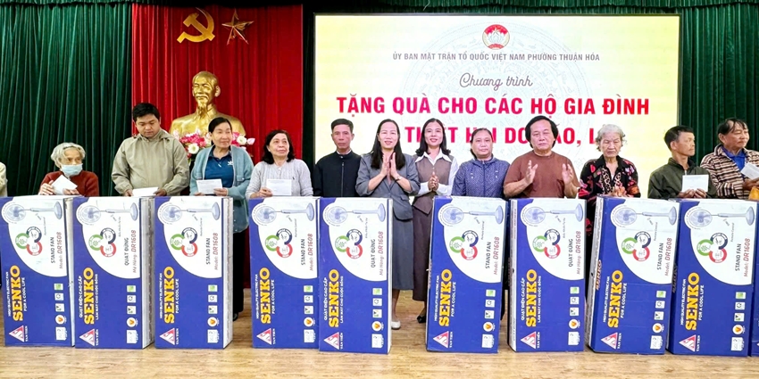 Nearly 400 households in Thuan Hoa Ward receive support worth over 1 1 billion VND
