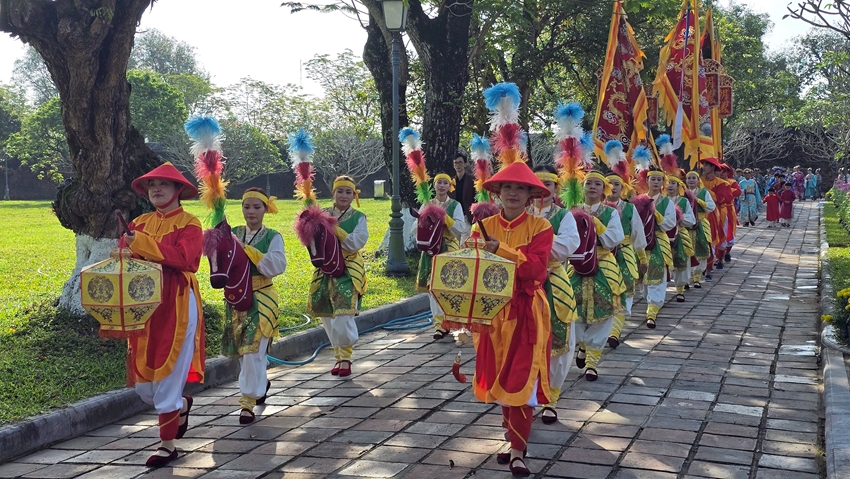 Visitors delighted by the reenactment of the Imperial New Year Court Ceremony