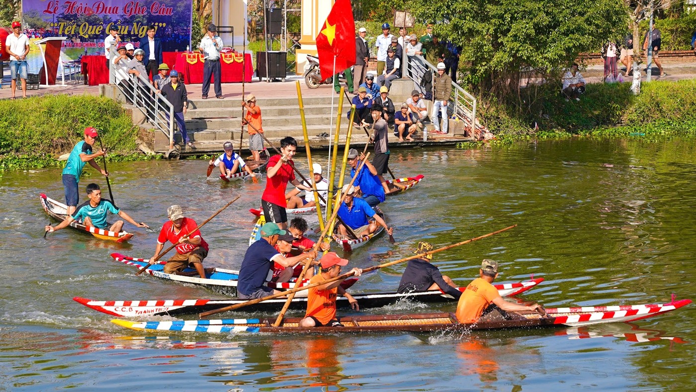 Joyful Moments at Thanh Thuy Ward Traditional Fishing Boat Racing