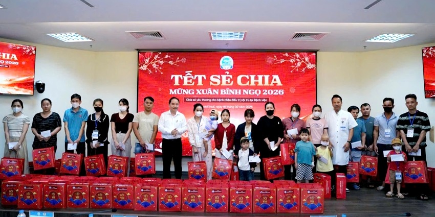 Tet gifts for inpatients at Hue Central Hospital