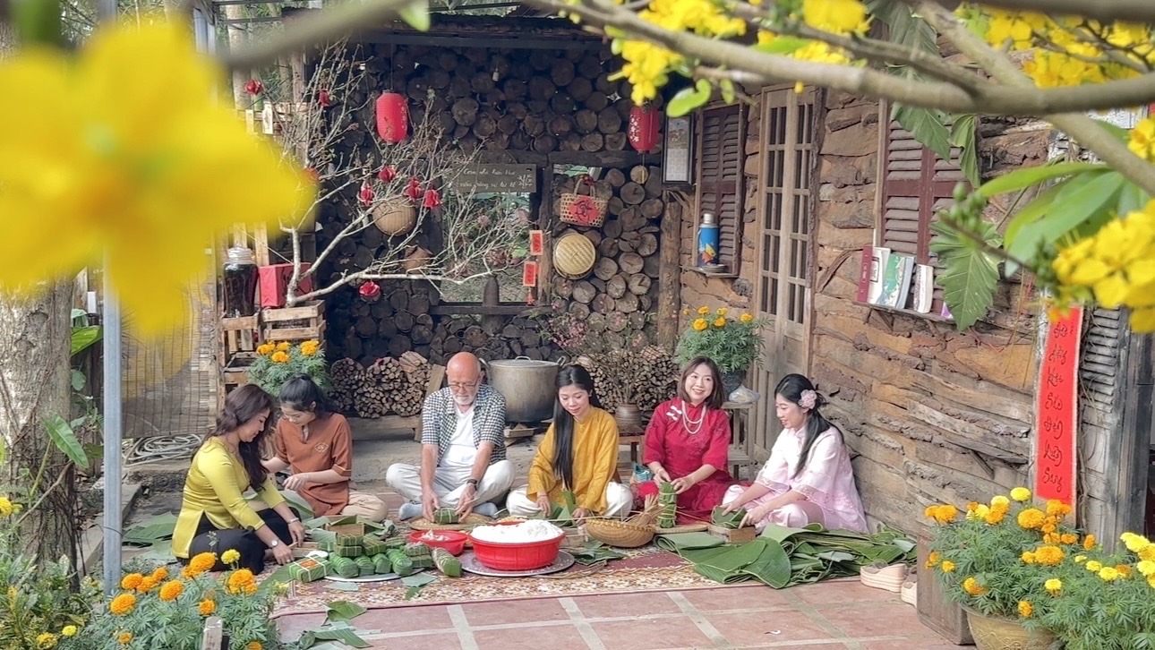 Returning to Tet of the past