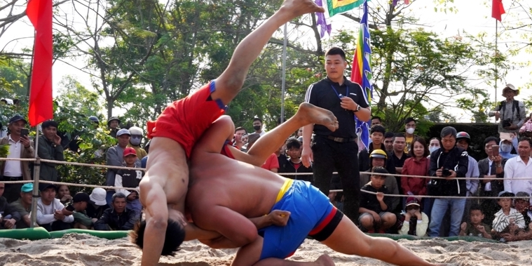 Enjoying spectacular moves at Thu Le Village Wrestling Festival