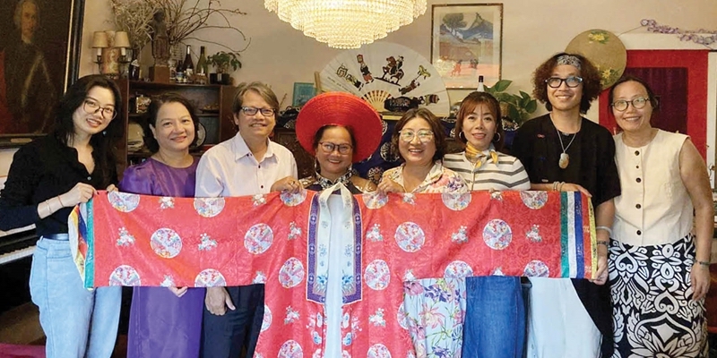 Encountering Hue in Europa