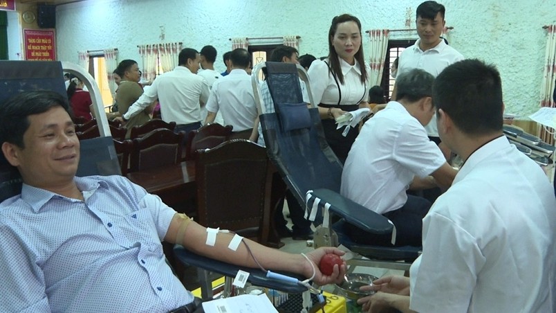 Over 600 volunteers from Quang Dien Commune participate in Xuan Hong Festival