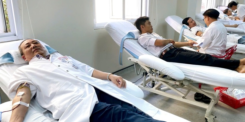 Nearly 400 medical staff join voluntary blood donation program in the early days of the New Year