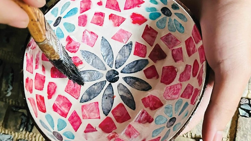 Mother-of-pearl Inlaid Coconut Shell Bowl Tells the Story of Ancient Hue Land