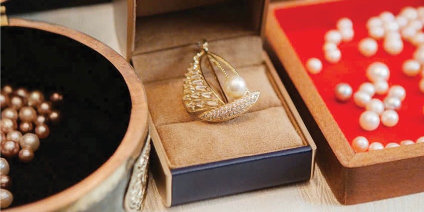 Raising pearls in the Huong River