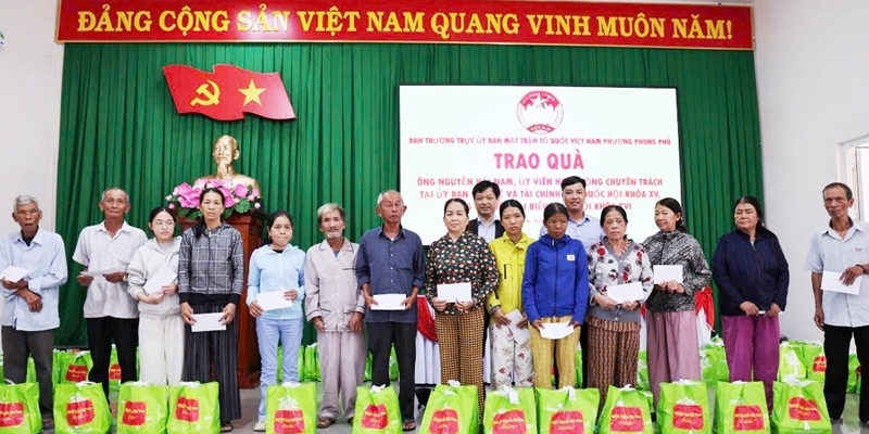 100 gift packages presented to support poor households in Phong Phu Ward