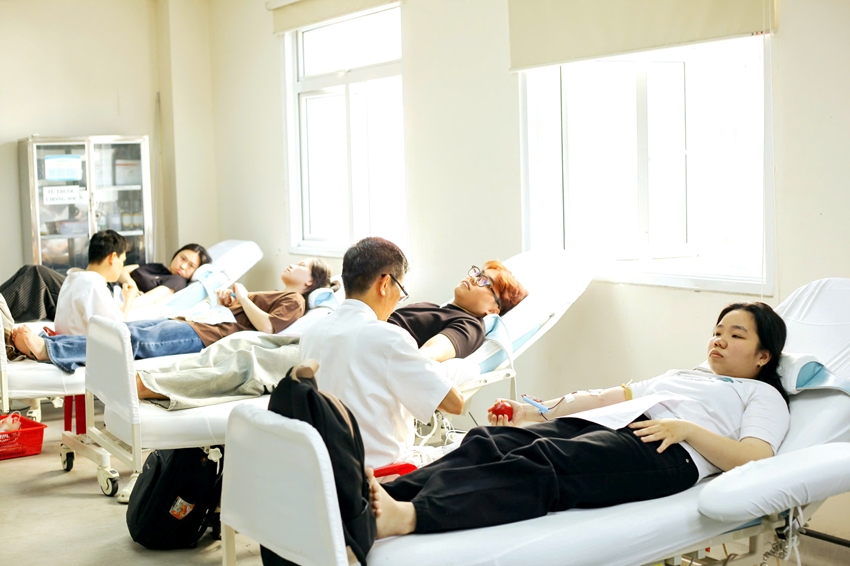 Spirit of Blood Donation Spreads Among Medical Staff and Students in Hue