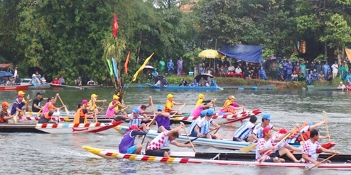 Exciting boat racing on the Bo River