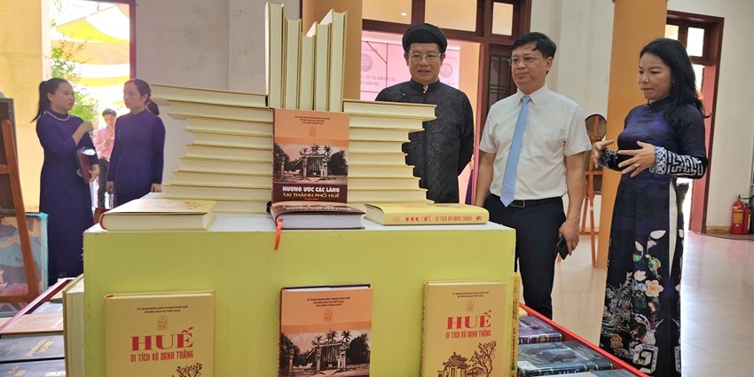 Hue Bookcase Project to establish a book pricing framework