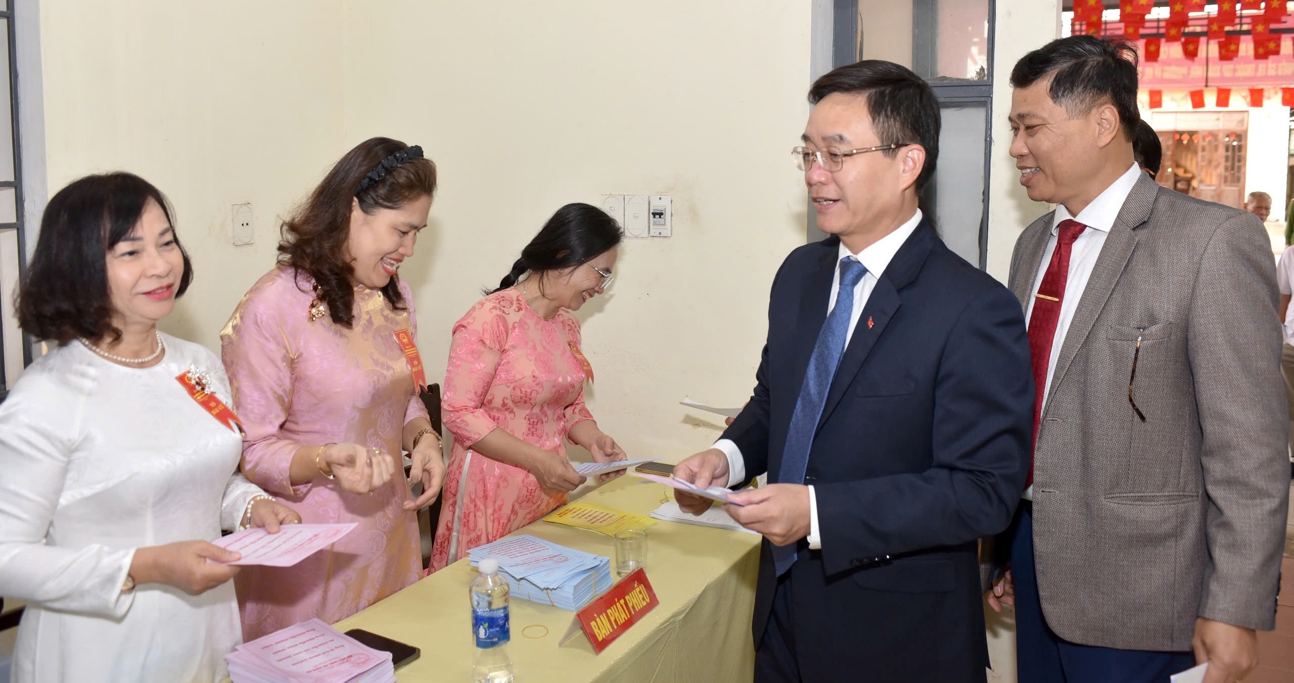 Standing Committee of Hue Party Committee joins voters on Election Day