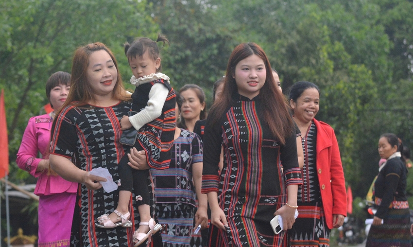 Footsteps of voters across every road