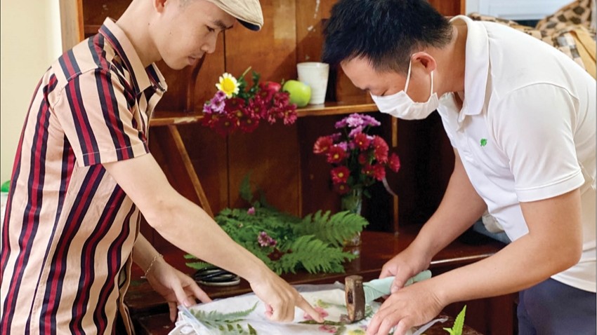 Imprinting Floral and Leaf Motifs on Fabric