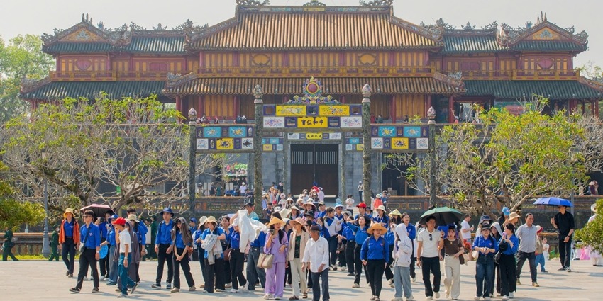Crowds flock to Hue Imperial Citadel on March 26th