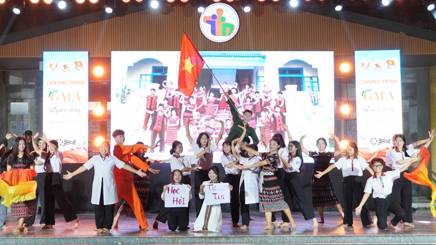 Recreating the Image of Vietnamese Youth Through “Rewinding Youth time” Gala