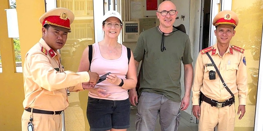 Timely assistance helps foreign tourists recover lost property