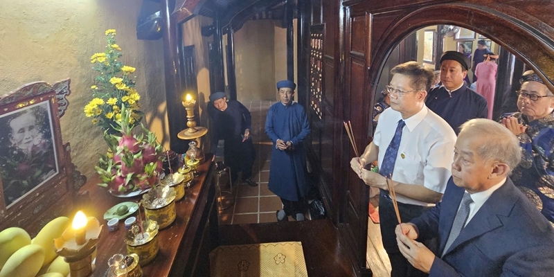 Offering incense in commemoration of the 65th death anniversary of Ung Binh Thuc Gia Thi