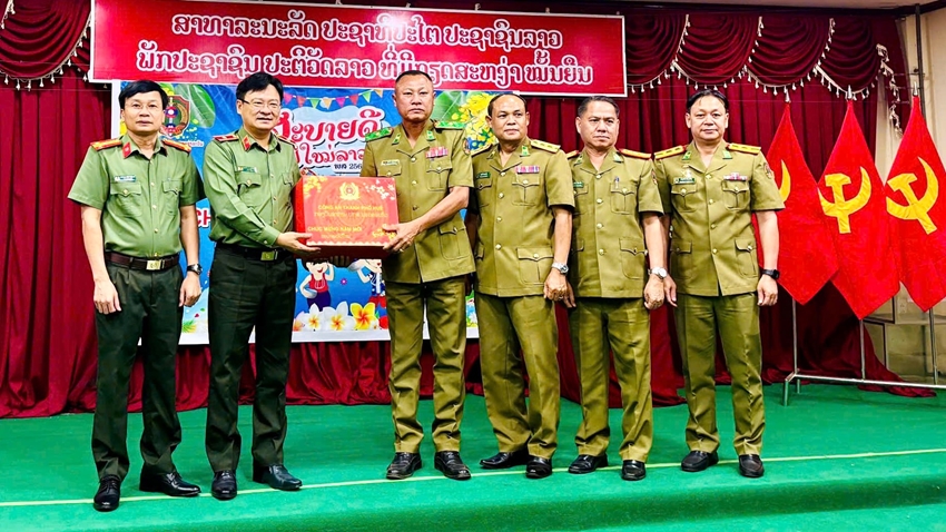 Visit, extend New Year greetings, and work with police forces in Lao provinces