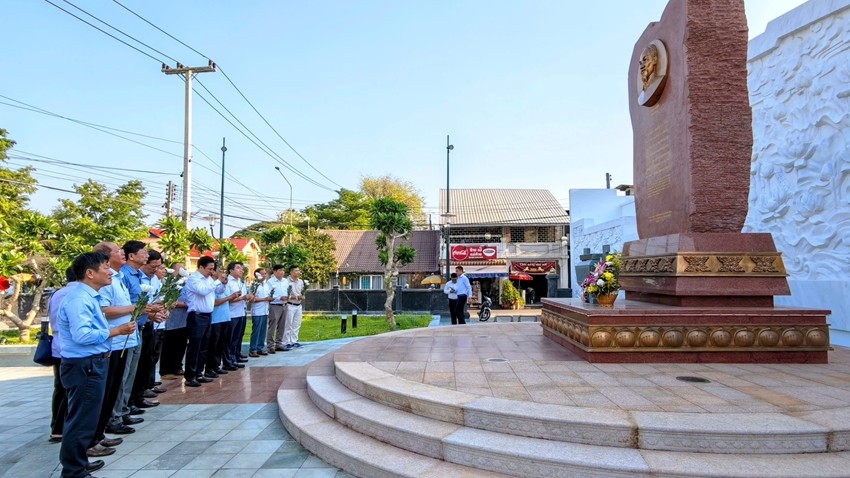 Official Delegation from Hue City Offers Incense at Ho Chi Minh Memorial Site in Savannakhet